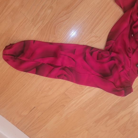 White House Black Market Red Rose Print Blouse – Size M 🌹✨ - Picture 4 of 5